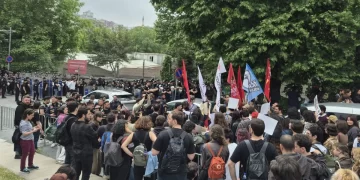 Bilgi Üniversitesi öğrencileri kampüste sabahladı Bilgi Üniversitesi öğrencileri kampüste sabahladı