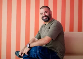 Bülent Şakrak oğlu ve sevgilisiyle tatilde