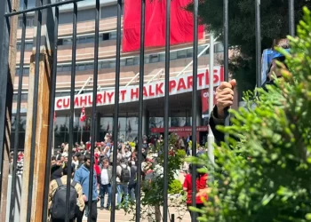 CHP Genel Merkezi’nde hareketli anlar: İl başkanı tırmanırken düşüp yaralandı