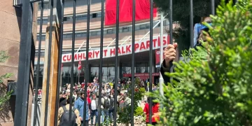 CHP Genel Merkezi’nde hareketli anlar: İl başkanı tırmanırken düşüp yaralandı