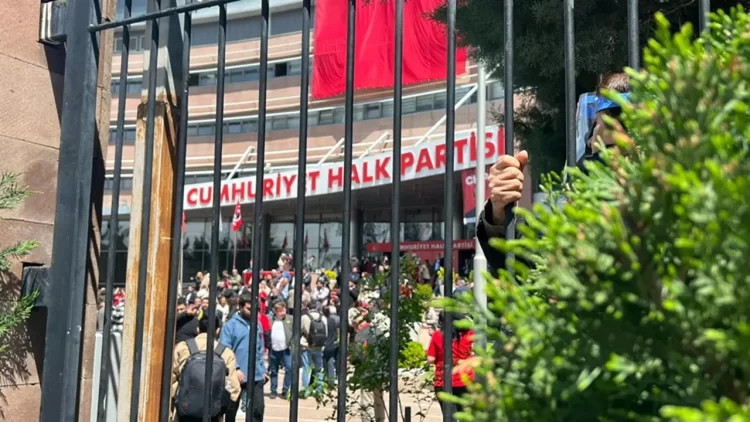İl başkanı tırmanırken düşüp yaralandı.