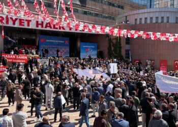 Kılıçdaroğlu 2,5 yıl sonra ilk kez CHP Genel Merkezi’nde