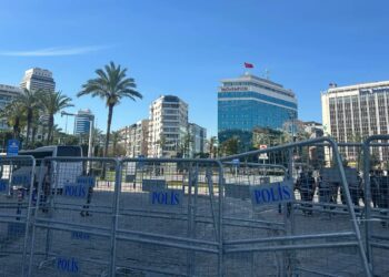 Valilikten Cumhuriyet Meydanı yasağı: Kalabalık Gündoğdu’ya yöneldi Valilikten Cumhuriyet Meydanı yasağı: Kalabalık Gündoğdu’ya yöneldi