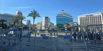 Valilikten Cumhuriyet Meydanı yasağı: Kalabalık Gündoğdu’ya yöneldi Valilikten Cumhuriyet Meydanı yasağı: Kalabalık Gündoğdu’ya yöneldi