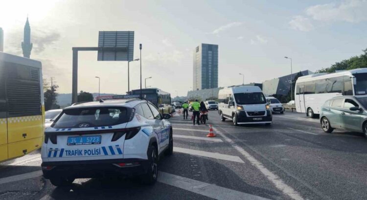 Emniyet şeridini kullanan sürücüler cezadan kaçamadı Emniyet şeridini kullanan sürücüler cezadan kaçamadı.