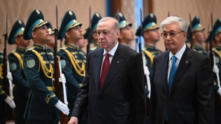 Cumhurbaşkanı Erdoğan Kazakistan'da resmi törenle karşılandı.