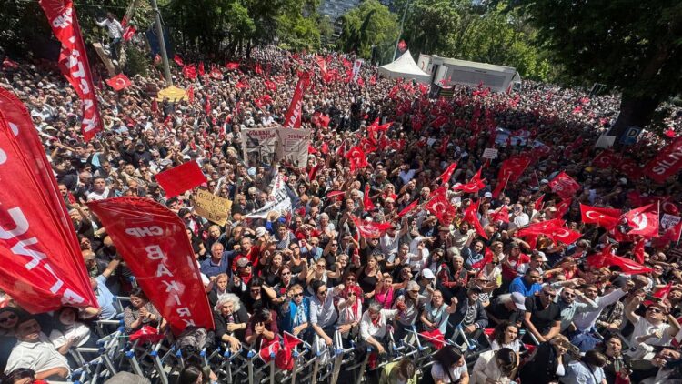 Özgür Özel’in çağrısı sonrası Güvenpark doldu.