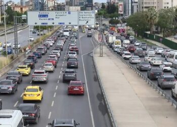 Haftanın ilk gününde İstanbul’da trafik yoğunluğu yüzde 51 seviyesine ulaştı Haftanın ilk gününde İstanbul’da trafik yoğunluğu yüzde 51 seviyesine ulaştı