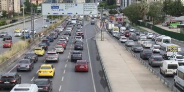 Haftanın ilk gününde İstanbul’da trafik yoğunluğu yüzde 51 seviyesine ulaştı Haftanın ilk gününde İstanbul’da trafik yoğunluğu yüzde 51 seviyesine ulaştı