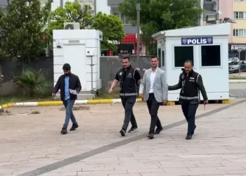 İstanbul merkezli rüşvet soruşturmasında CHP'li il başkanı adliyede İstanbul merkezli rüşvet soruşturmasında CHP’li il başkanı adliyede