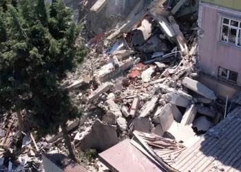 Küçükçekmece’de kentsel dönüşümdeki 5 katlı bina çöktü Küçükçekmece’de kentsel dönüşümdeki 5 katlı bina çöktü