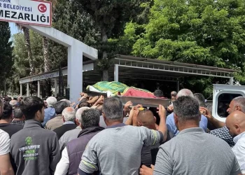 Mersin’deki yağ fabrikası patlamasında hayatını kaybeden işçi son yolculuğuna uğurlandı Mersin’deki yağ fabrikası patlamasında hayatını kaybeden işçi son yolculuğuna uğurlandı