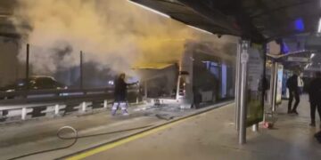 İstanbul’da metrobüsün motor kısmında yangın çıktı