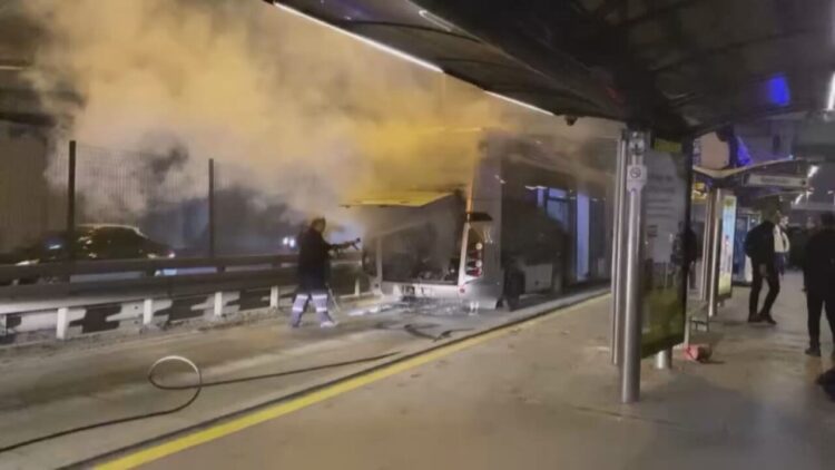 İstanbul'da metrobüsün motor kısmında yangın çıktı