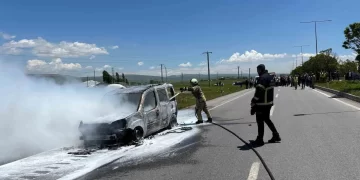 Muş-Bingöl yolunda alev alan araç küle döndü! Muş-Bingöl yolunda alev alan araç küle döndü!