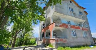 Muş Hasköy’de, yılanlar bir evi sardı!