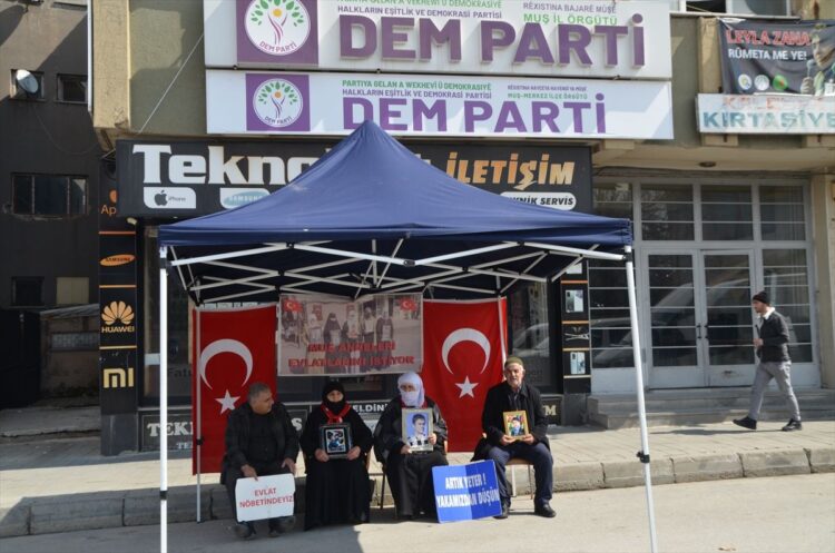 Muşlu ailelerin, evlat nöbetinde umutlu bekleyişi sürüyor! muslu ailelerin evlat nobetinde umutlu bekleyisi suruyor3 habermeydan