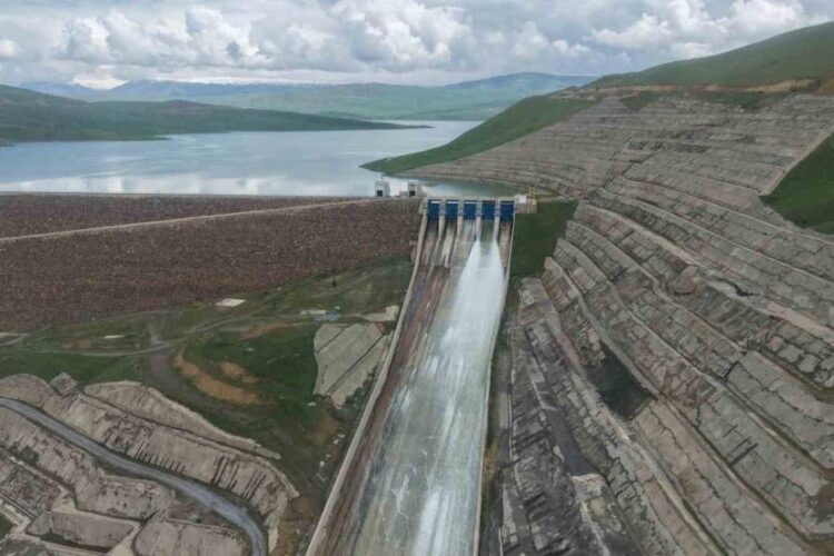 musta alparslan 2 barajinda ilk kez kontrollu su tahliyesi yapildi habermeydan
