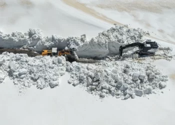 Muş’ta, Mayıs ortasında 10 metrelik karda zorlu mesai!