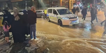 Muş'ta su borusu patladı, sokaklar su altında kaldı! Muş’ta su borusu patladı, sokaklar su altında kaldı!