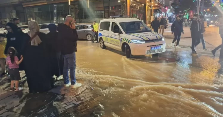 musta su borusu patladi sokaklar su altinda kaldi habermeydan