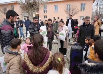 Muş’un, uzak köylerinde çocukların çifte bayram sevinci!