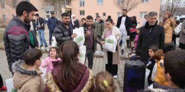 Muş’un, uzak köylerinde çocukların çifte bayram sevinci!