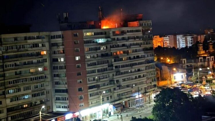 Romanya’da Rus İHA’sı apartmana düştü: 2 yaralı, NATO alarma geçti Romanya’da Rus İHA’sı apartmana düştü.