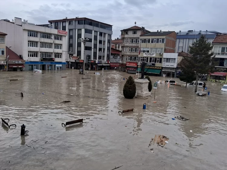 Samsun’da sağanak sonrası 55 evi su bastı.