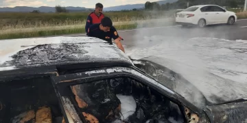 Sinop'ta, seyir halindeki otomobil küle döndü! Sinop’ta, seyir halindeki otomobil küle döndü!