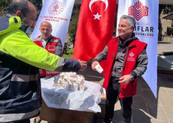 Sinop’ta, Vakıf Haftası’nda vatandaşlara lokum dağıtıldı!