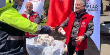 Sinop’ta, Vakıf Haftası’nda vatandaşlara lokum dağıtıldı!