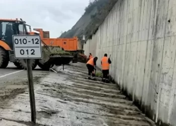 Sinop’ta, yollarda hendek ve menfez temizliği sürüyor!