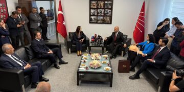AK Parti ve CHP üç bayram sonra bayramlaştı AK Parti ve CHP üç bayram sonra bayramlaştı