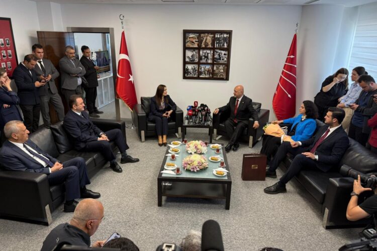 AK Parti ve CHP üç bayram sonra bayramlaştı.