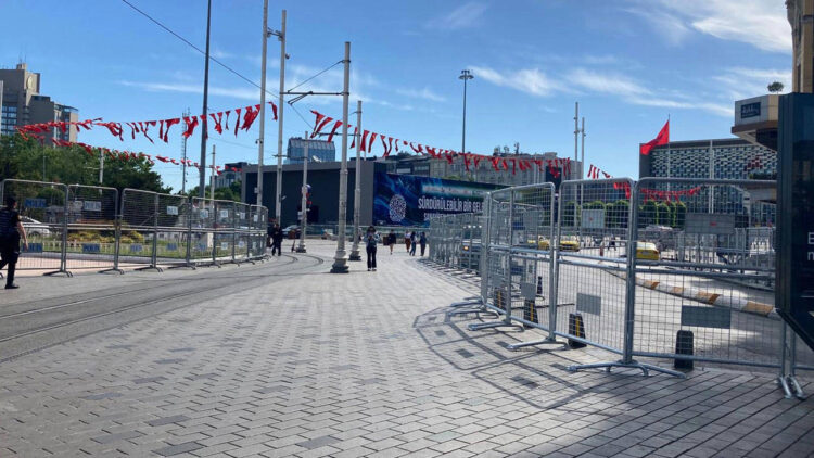 Taksim ve çevresinde bazı metro ve teleferik hatları kapatıldı Taksim ve çevresinde bazı metro ve teleferik hatları kapatıldı.