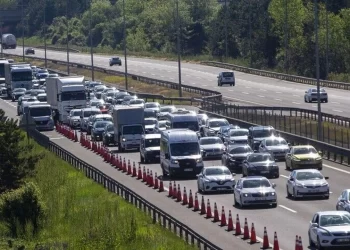 Yollarda bayram tatili dönüşü yoğunluğu yaşanıyor
