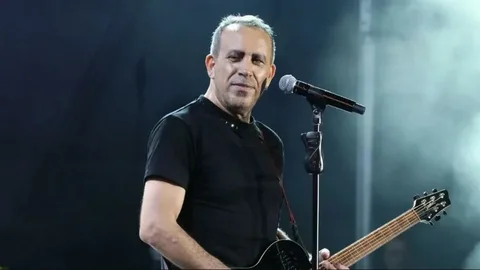 Haluk Levent sahnede rahatsızlandı Haluk Levent sahnede rahatsizlandi habermeydan