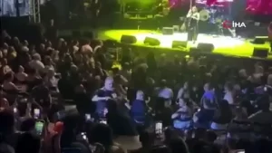 Haluk Levent sahnede rahatsızlandı Haluk Levent sahnede rahatsizlandi1 habermeydan