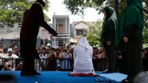 İran’da baskılar artıyor: Parastou Ahmadi’ye kırbaç cezası Parastou Ahmadi kirbac cezasi1 habermeydan