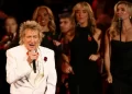 81 yaşındaki Rod Stewart oksijen tüpüyle konser verdi 81 yaşındaki Rod Stewart oksijen tüpüyle konser verdi