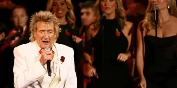 81 yaşındaki Rod Stewart oksijen tüpüyle konser verdi 81 yaşındaki Rod Stewart oksijen tüpüyle konser verdi