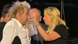 81 yaşındaki Rod Stewart oksijen tüpüyle konser verdi Rod Stewart oksijen tupuyle konser verdi1 habermeydan