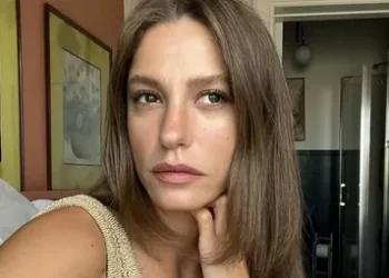 Serenay Sarıkaya’dan bikinili tatil pozu