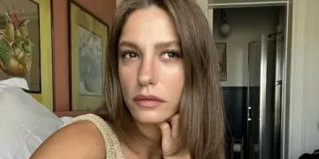Serenay Sarıkaya’dan bikinili tatil pozu
