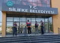 Silifke Belediyesi'ne Operasyon: Belediye Başkanı Mustafa Turgut Gözaltında Silifke Belediyesi’ne Operasyon: Belediye Başkanı Mustafa Turgut Gözaltında