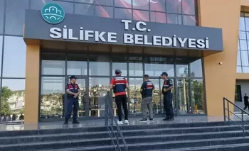 Silifke Belediyesi'ne Operasyon: Belediye Başkanı Mustafa Turgut Gözaltında Silifke Belediyesi’ne Operasyon: Belediye Başkanı Mustafa Turgut Gözaltında