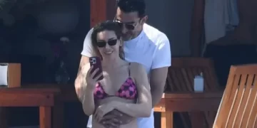 Sinem Kobal ve Kenan İmirzalıoğlu Bodrum sezonunu açtı Sinem Kobal ve Kenan İmirzalıoğlu Bodrum sezonunu açtı