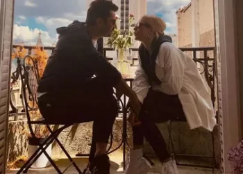 Sinem Kobal'dan romantik kutlama: İyi ki doğdun sevgilim Sinem Kobal’dan romantik kutlama: İyi ki doğdun sevgilim
