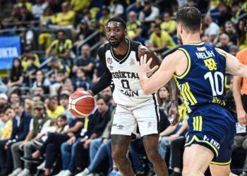 Beşiktaş, Fenerbahçe'yi deplasmanda yenerek seride öne geçti! Beşiktaş, Fenerbahçe’yi deplasmanda yenerek seride öne geçti!